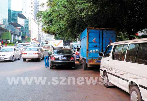 游客停车在游客中心路边车位遭威胁，这事儿得掰扯清楚